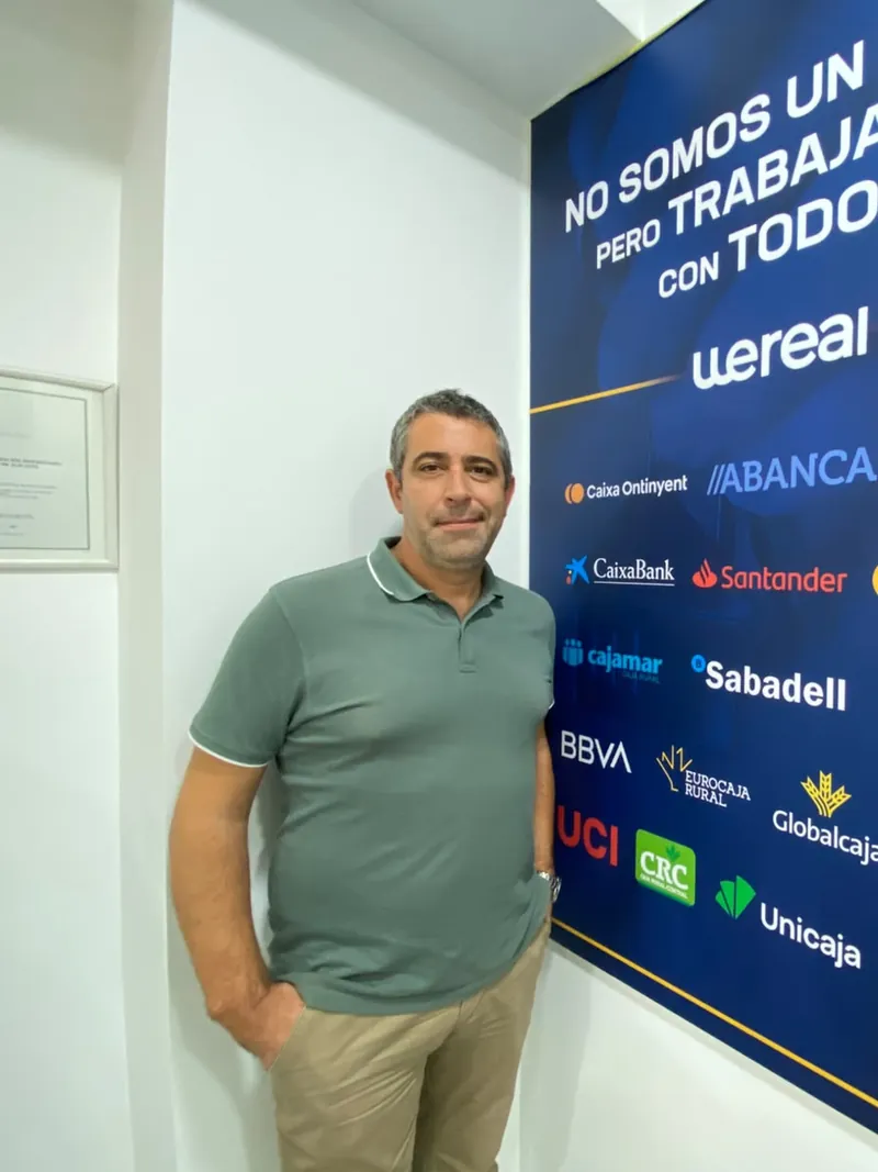 Andrés Broullón, CEO de Wereal, listo para atender consultas de hipotecas y compraventas en Alicante Andrés Broullón, CEO de Wereal, listo para atender consultas de hipotecas y compraventas en Alicante