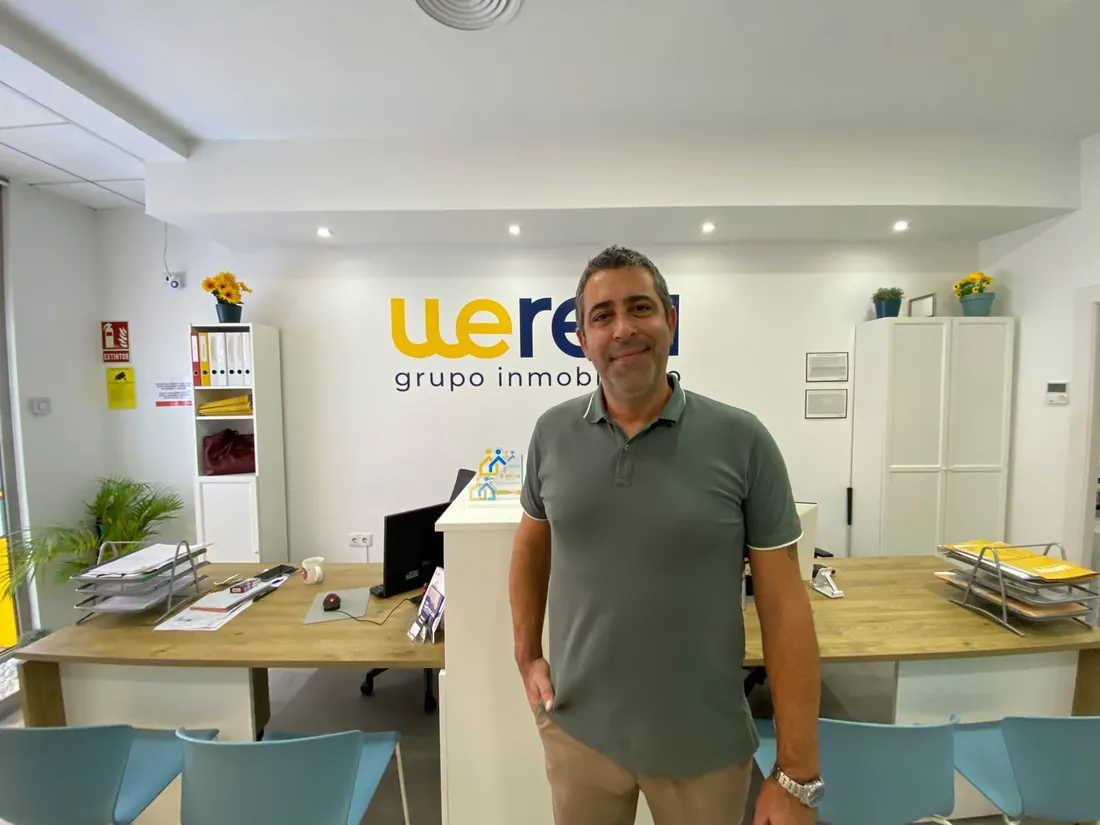 Andrés Broullón en la oficina de Wereal Grupo Inmobiliario en Alicante Andrés Broullón en la oficina de Wereal Grupo Inmobiliario en Alicante
