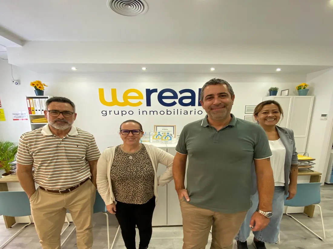 Andrés Broullón con parte del equipo de Wereal Grupo Inmobiliario en la oficina de Alicante Andrés Broullón con parte del equipo de Wereal Grupo Inmobiliario en la oficina de Alicante