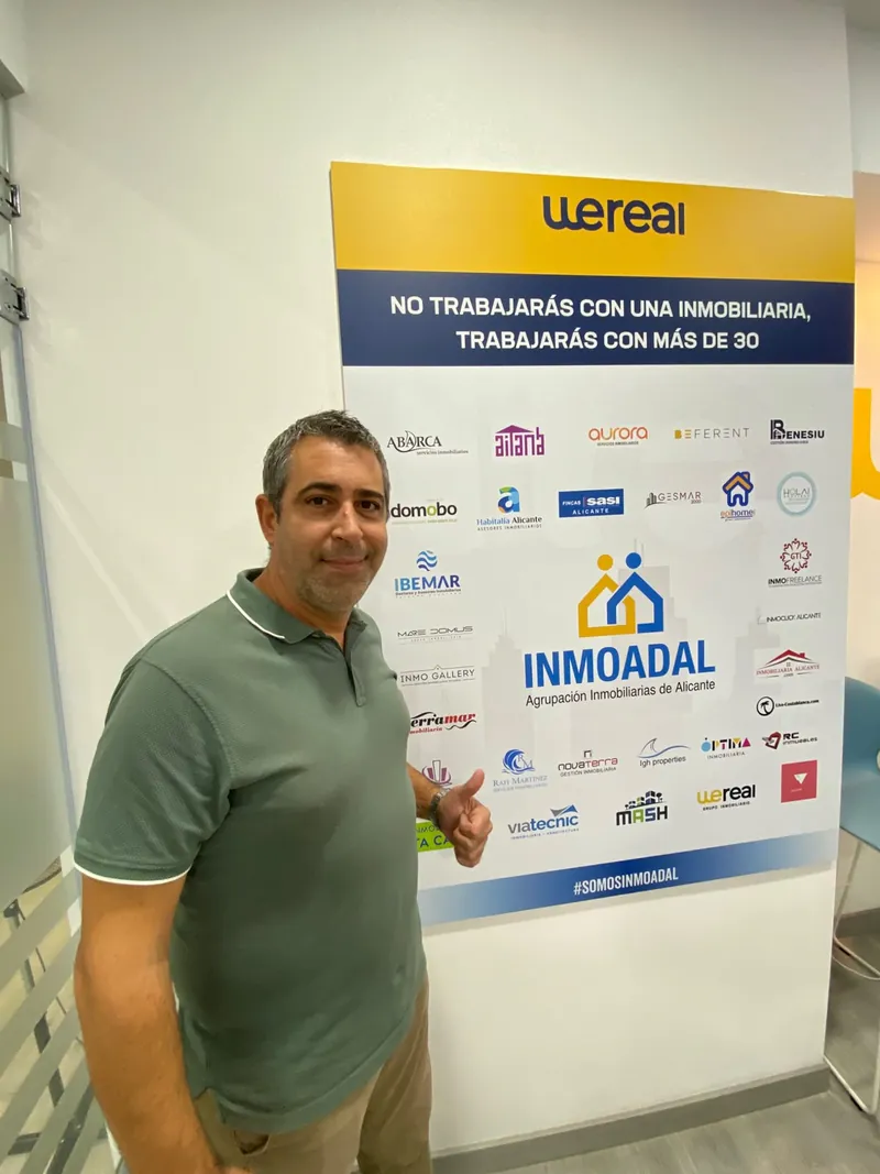 Andrés Broullón junto al cartel de INMOADAL, la Agrupación Inmobiliarias de Alicante, de la que forma parte Wereal Andrés Broullón junto al cartel de INMOADAL, la Agrupación Inmobiliarias de Alicante, de la que forma parte Wereal