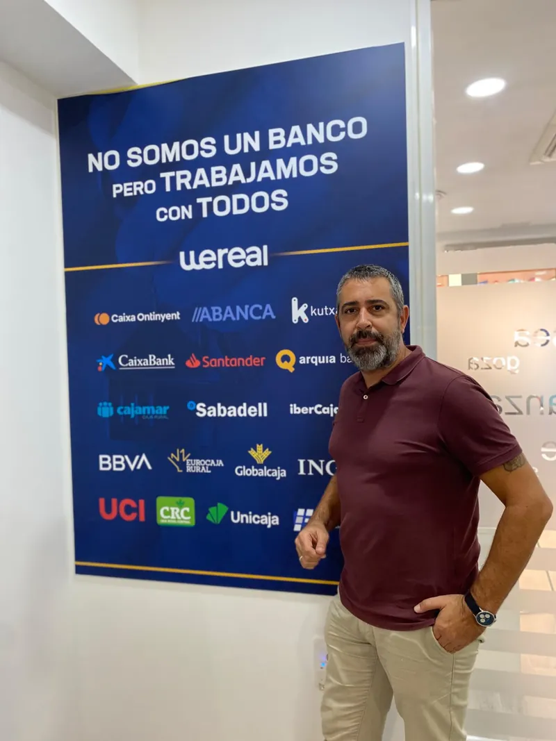 Andrés Broullón, especialista en intermediación financiera, junto al panel de bancos con los que trabaja Wereal en Alicante Andrés Broullón, especialista en intermediación financiera, junto al panel de bancos con los que trabaja Wereal en Alicante