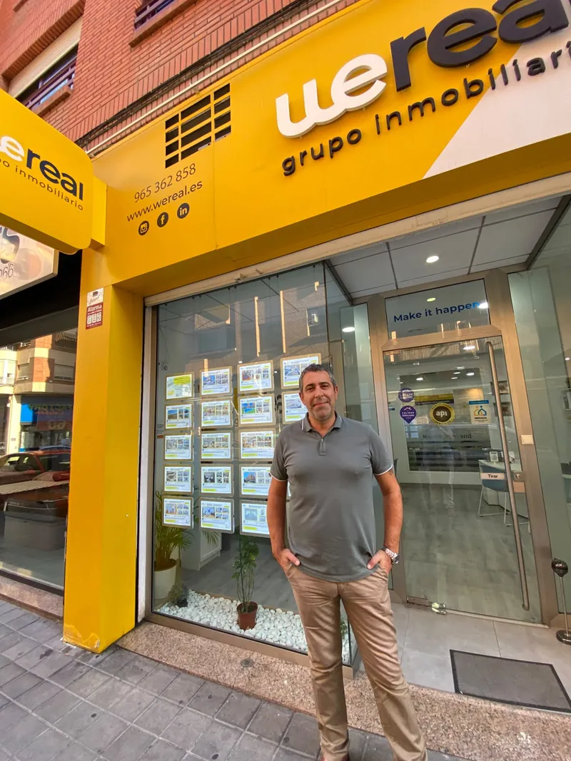 Andrés Broullón, broker hipotecario, en la puerta de la oficina de Wereal en la calle Arquitecto Morell de Alicante Andrés Broullón, broker hipotecario, en la puerta de la oficina de Wereal en la calle Arquitecto Morell de Alicante
