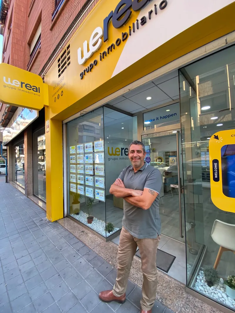 Andrés Broullón, CEO de Wereal, frente a la oficina de Wereal Grupo Inmobiliario en el centro de Alicante Andrés Broullón, CEO de Wereal, frente a la oficina de Wereal Grupo Inmobiliario en el centro de Alicante